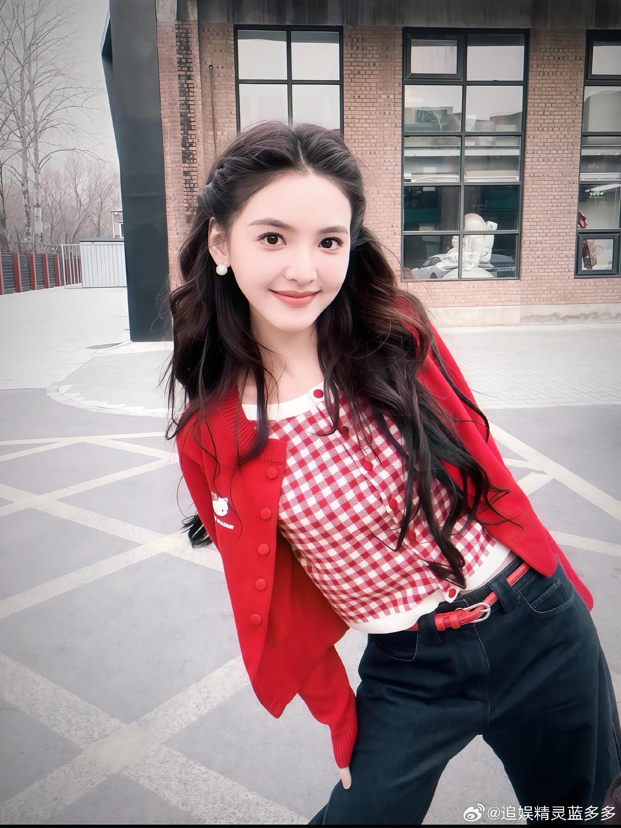 章若楠新年红造型亮相