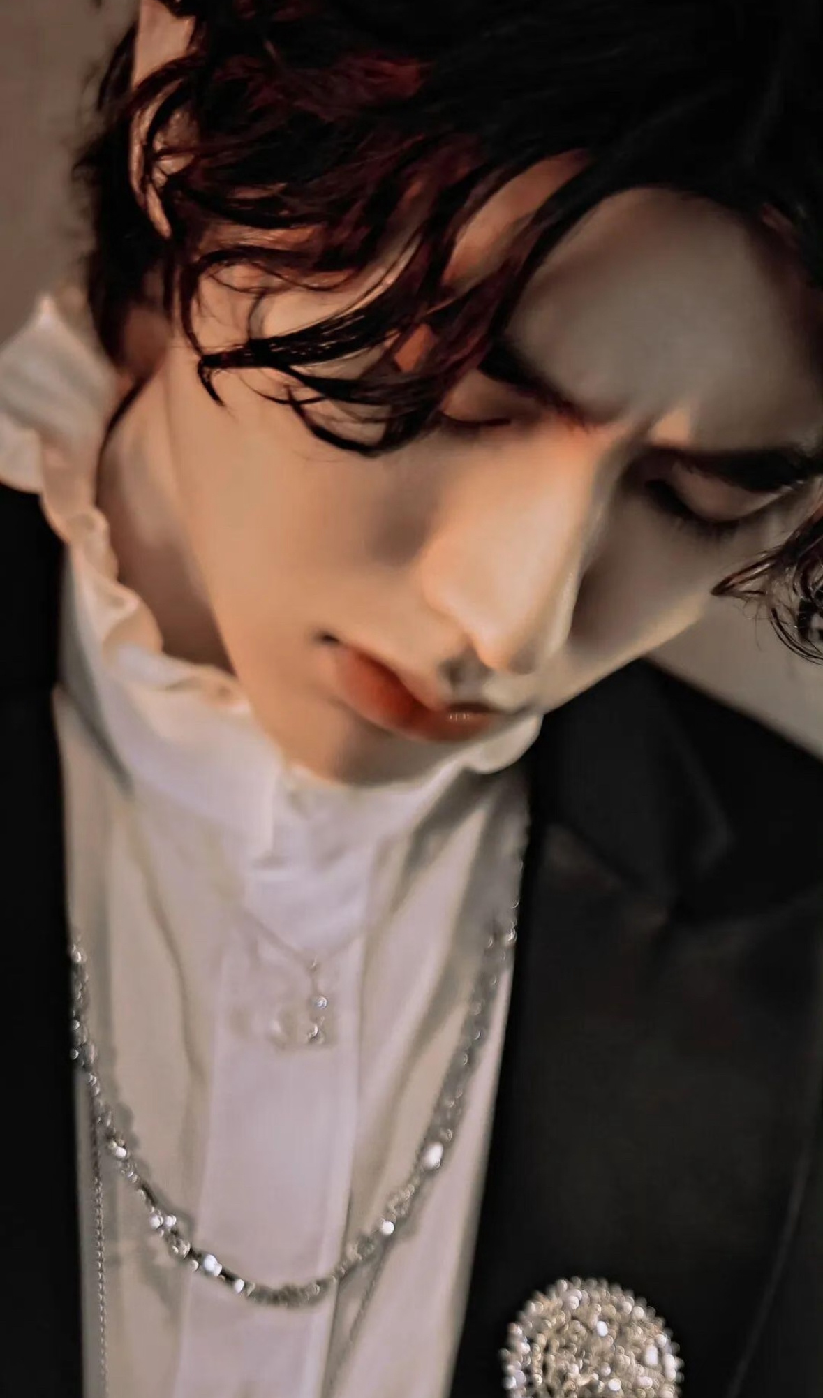 蔡徐坤紧身衣造型亮相，爆破戏展现满分特工感