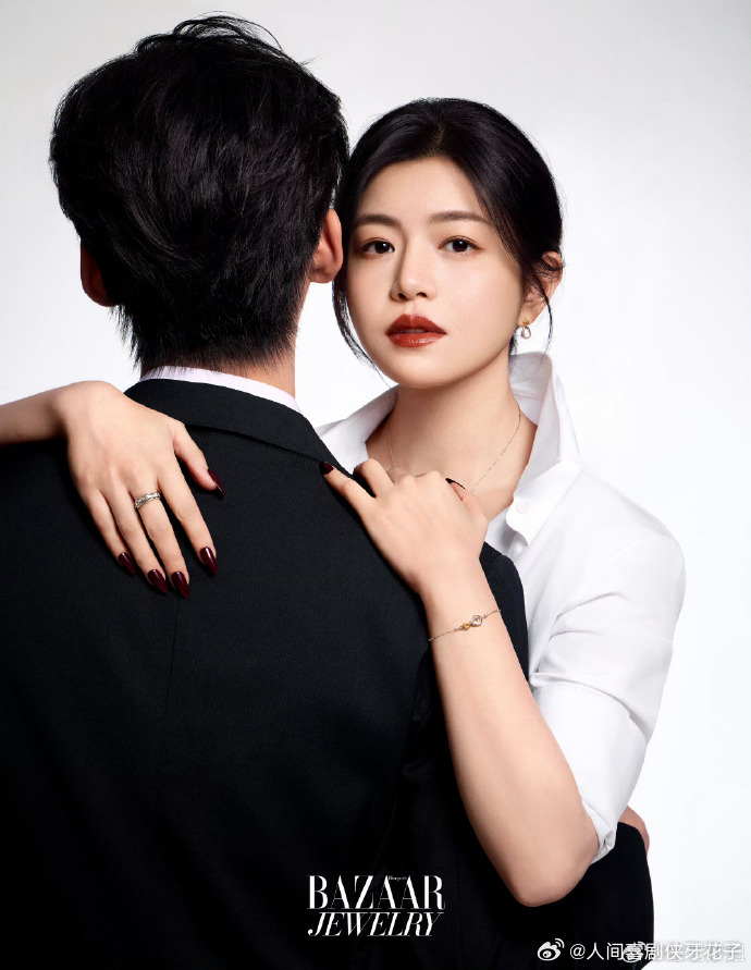 陈妍希周柯宇戴情侣戒指亮相，黑白造型张力十足