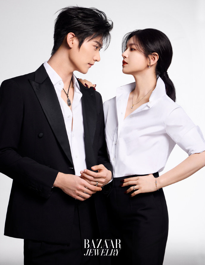 陈妍希周柯宇黑白造型亮相，双A张力引关注