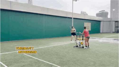 关晓彤冒雨打网球坚持运动保持好状态