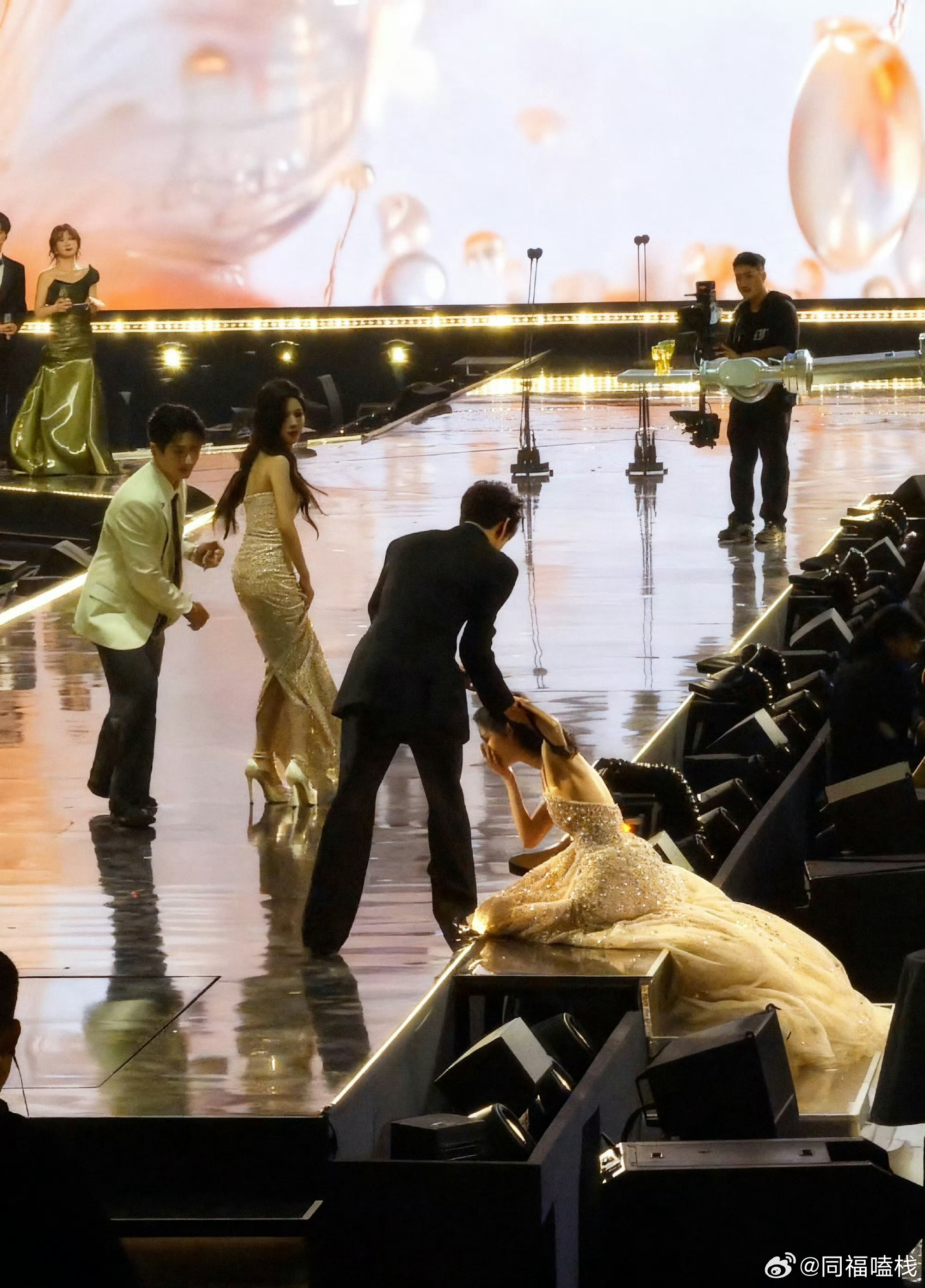 孟子义摔倒瞬间被拍,与张凌赫互动引热议