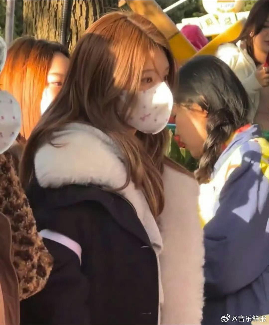 曾黎赵露思迪士尼同框引热议