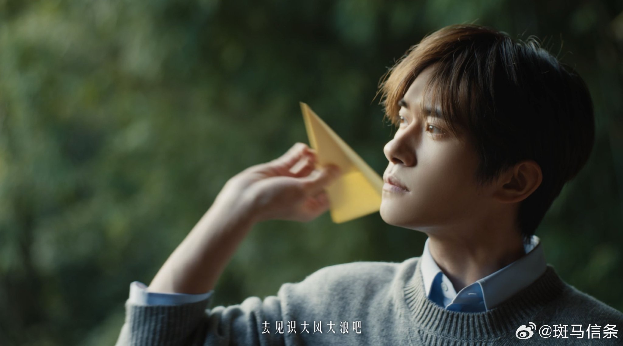 易烊千玺骑自行车感知生活，传递新年正能量