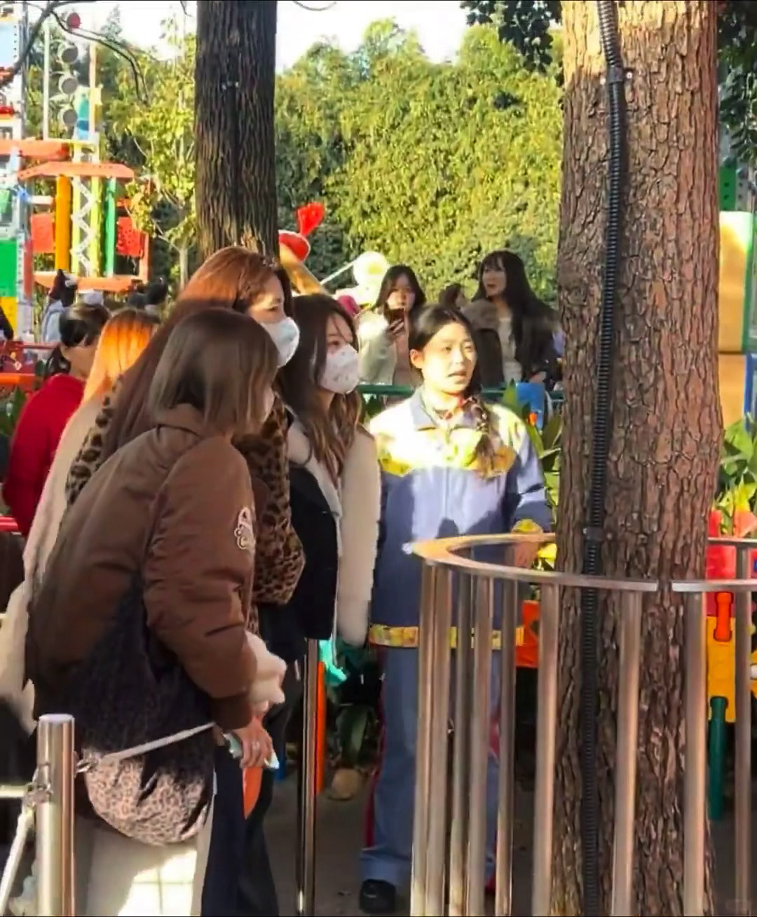 赵露思现身上海迪士尼被偶遇