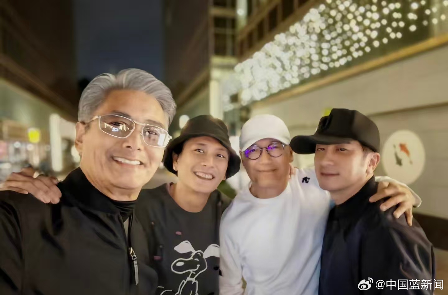黄宗泽晒港星聚餐合照，吴卓羲被磨皮滤镜变形