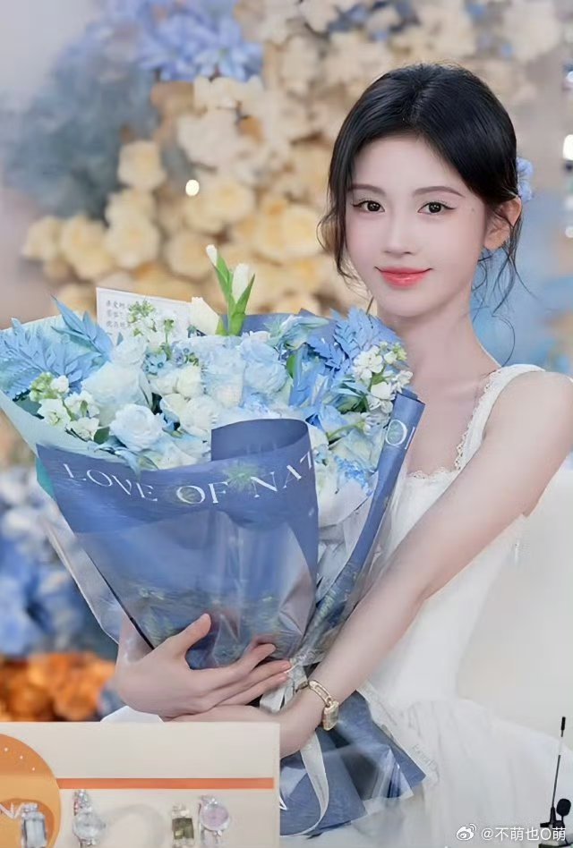 鞠婧祎捧花长裙造型惊艳诠释人比花娇