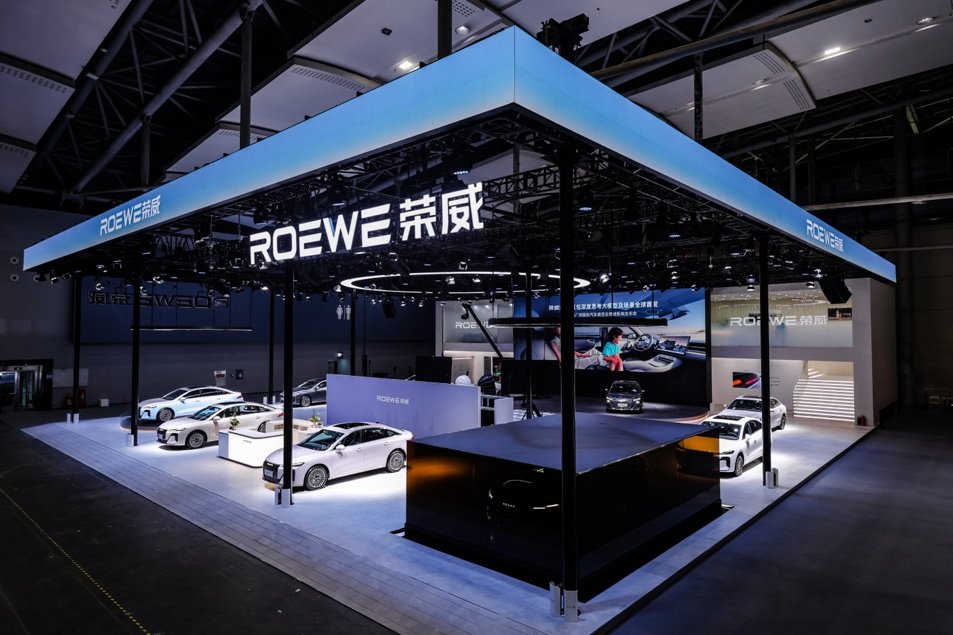 荣威M7 DMH携AI车机亮相广州车展，160km续航配终身质保