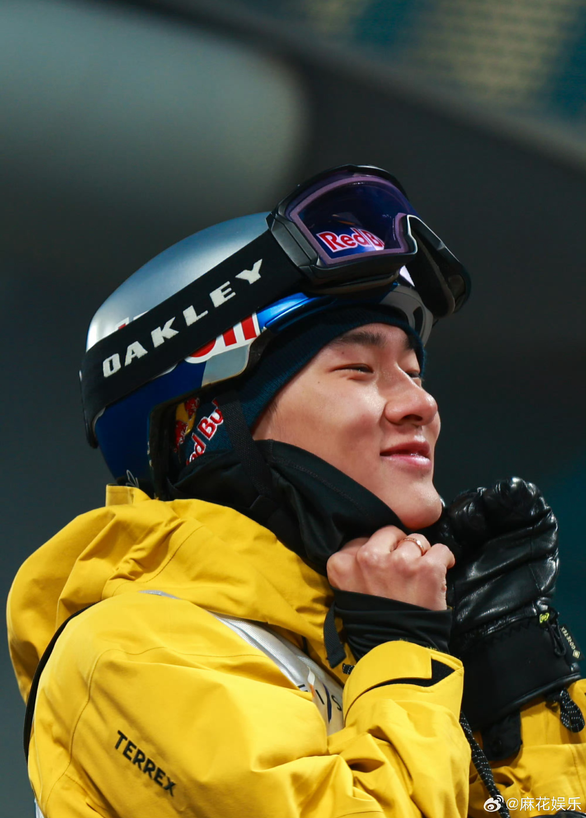 佟丽娅展示苏翊鸣连续三年定制滑板礼物，十二年友谊始于《智取威虎山》