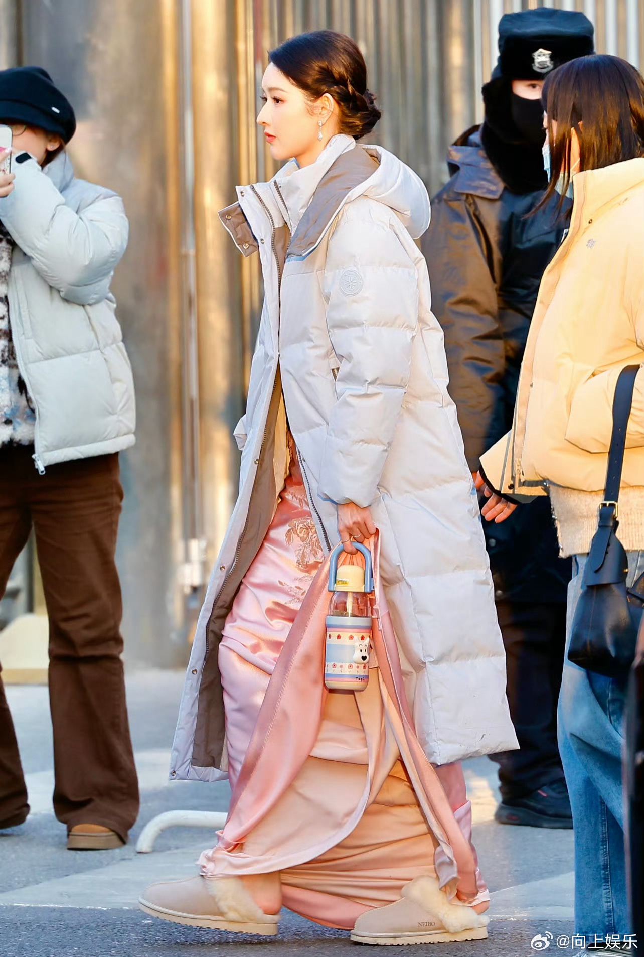 王玉雯春晚彩排穿粉色缎面长裙显优雅