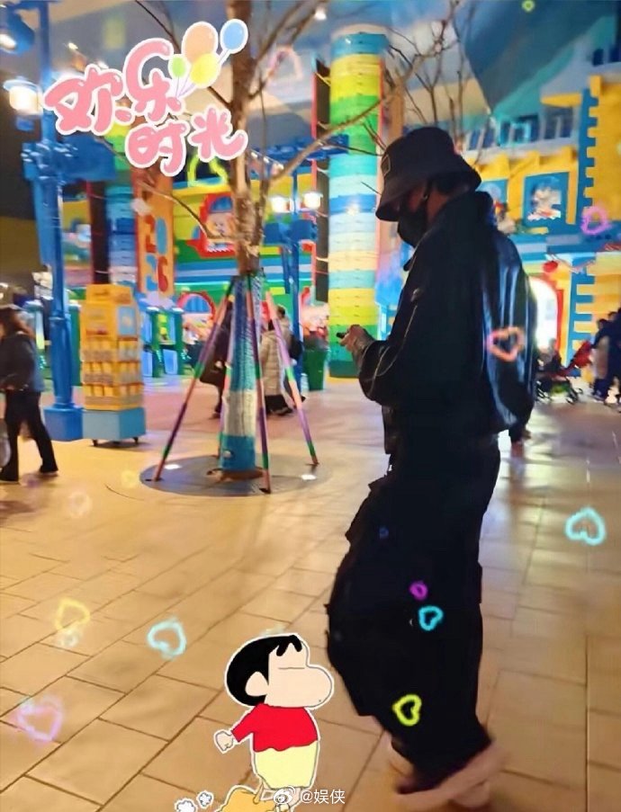 张若昀唐艺昕带娃现身乐高乐园
