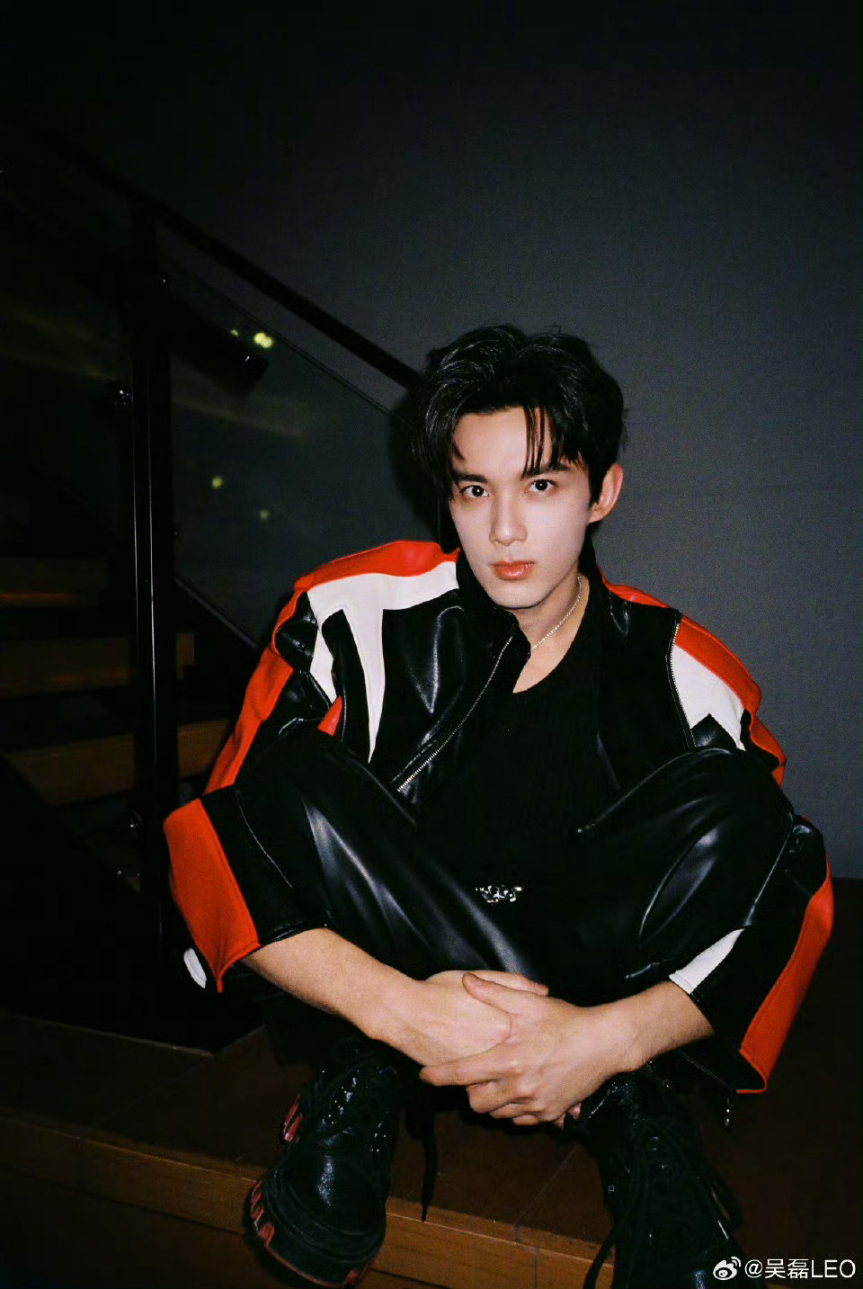 吴磊身穿赛车服拍摄六宫格营业照