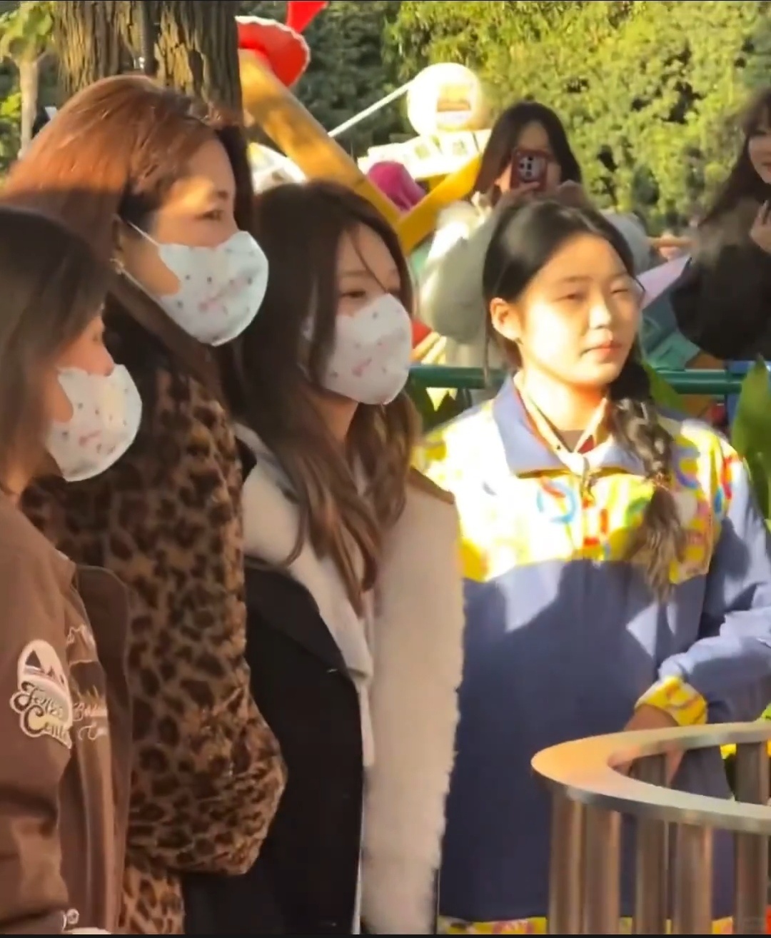 网友上海迪士尼偶遇曾黎赵露思