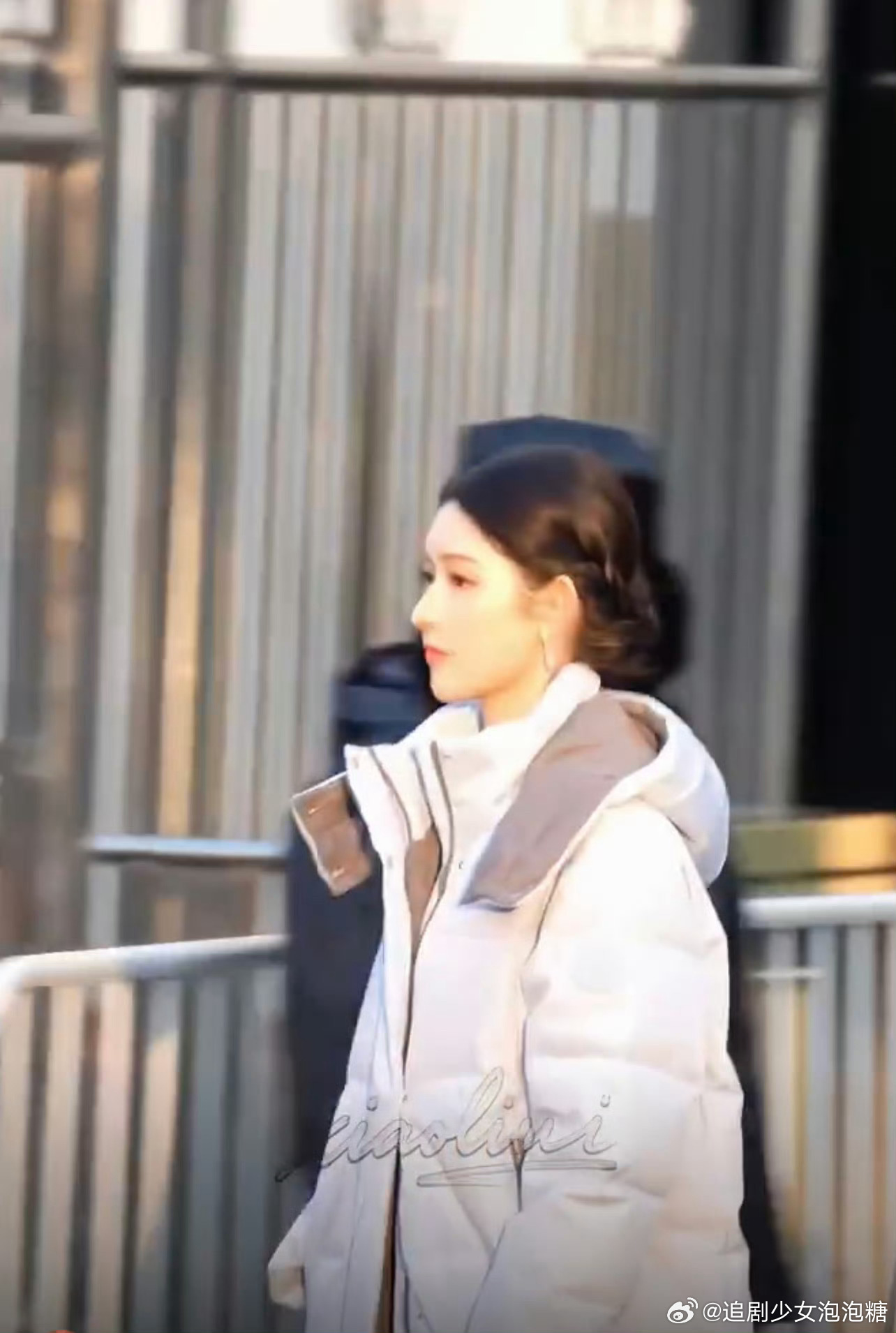 王玉雯春晚路透穿缎面长裙气质清冷温柔