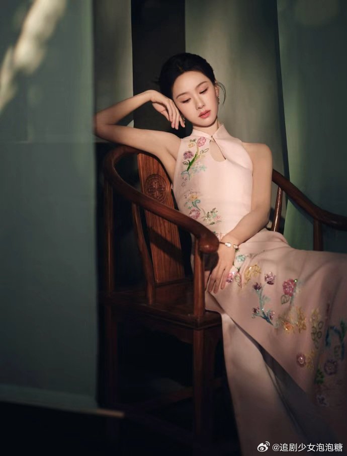 陈都灵穿粉色旗袍亮相舞台，展现东方风雅