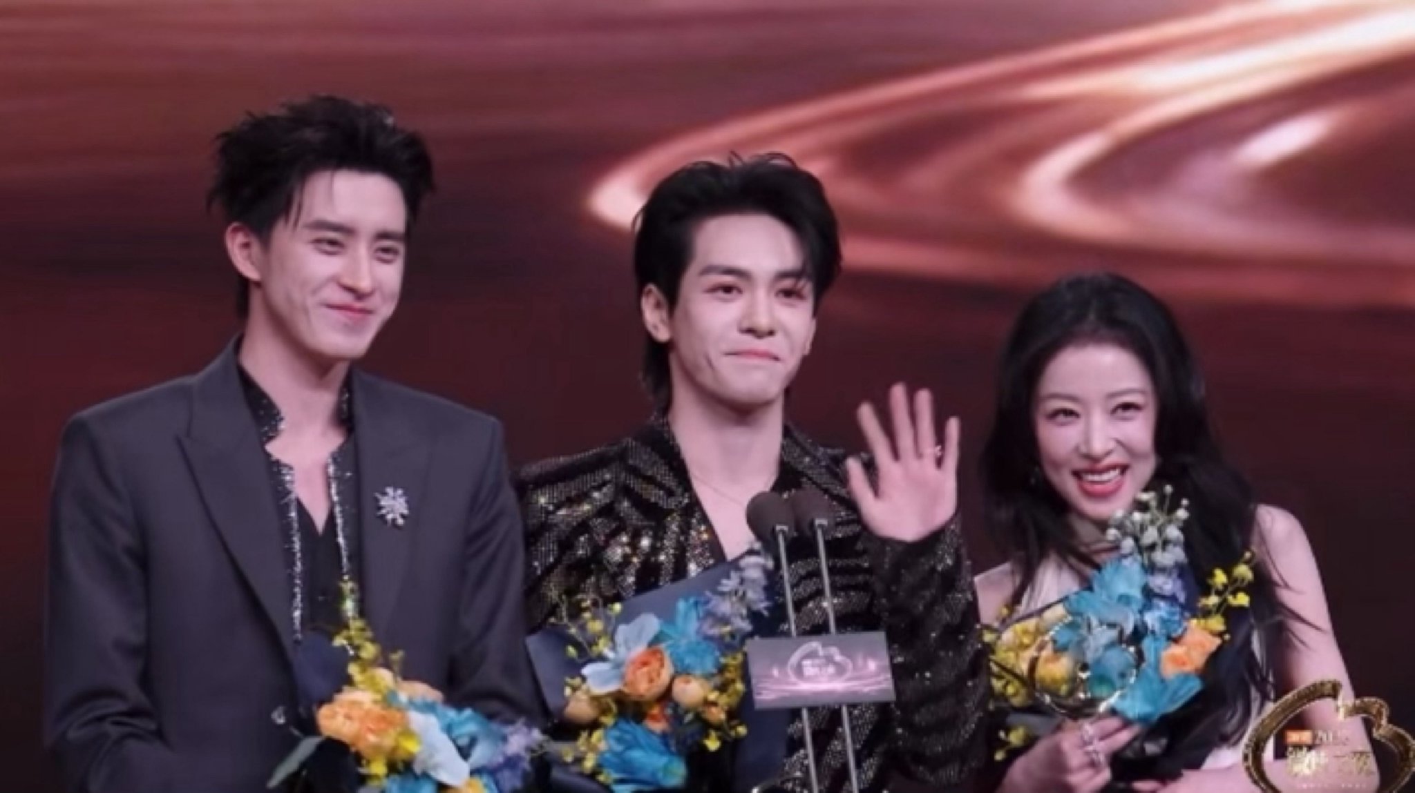 敖瑞鹏曾舜晞周雨彤齐送新年祝福