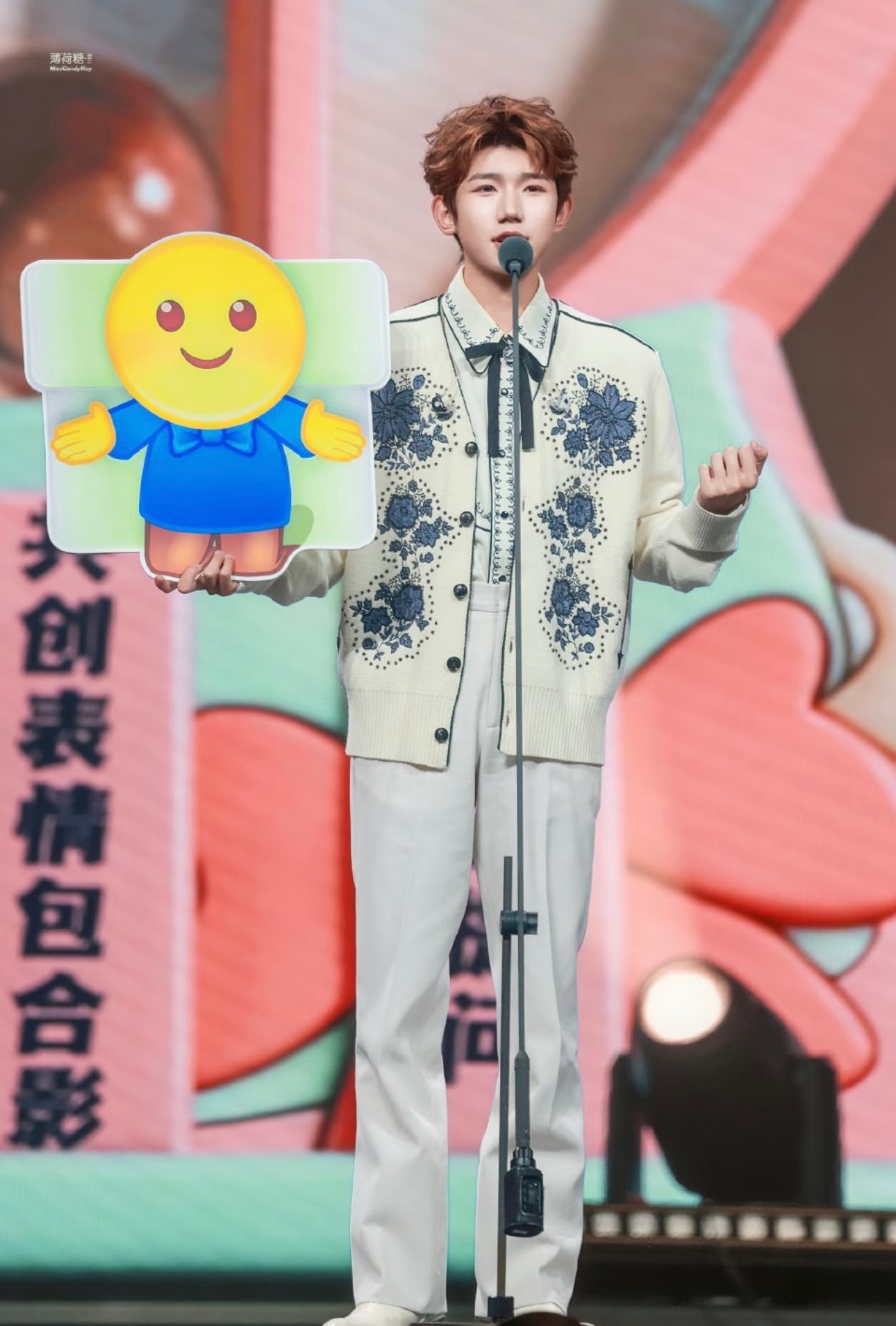王源表情包拿反，网友调侃萌萌的