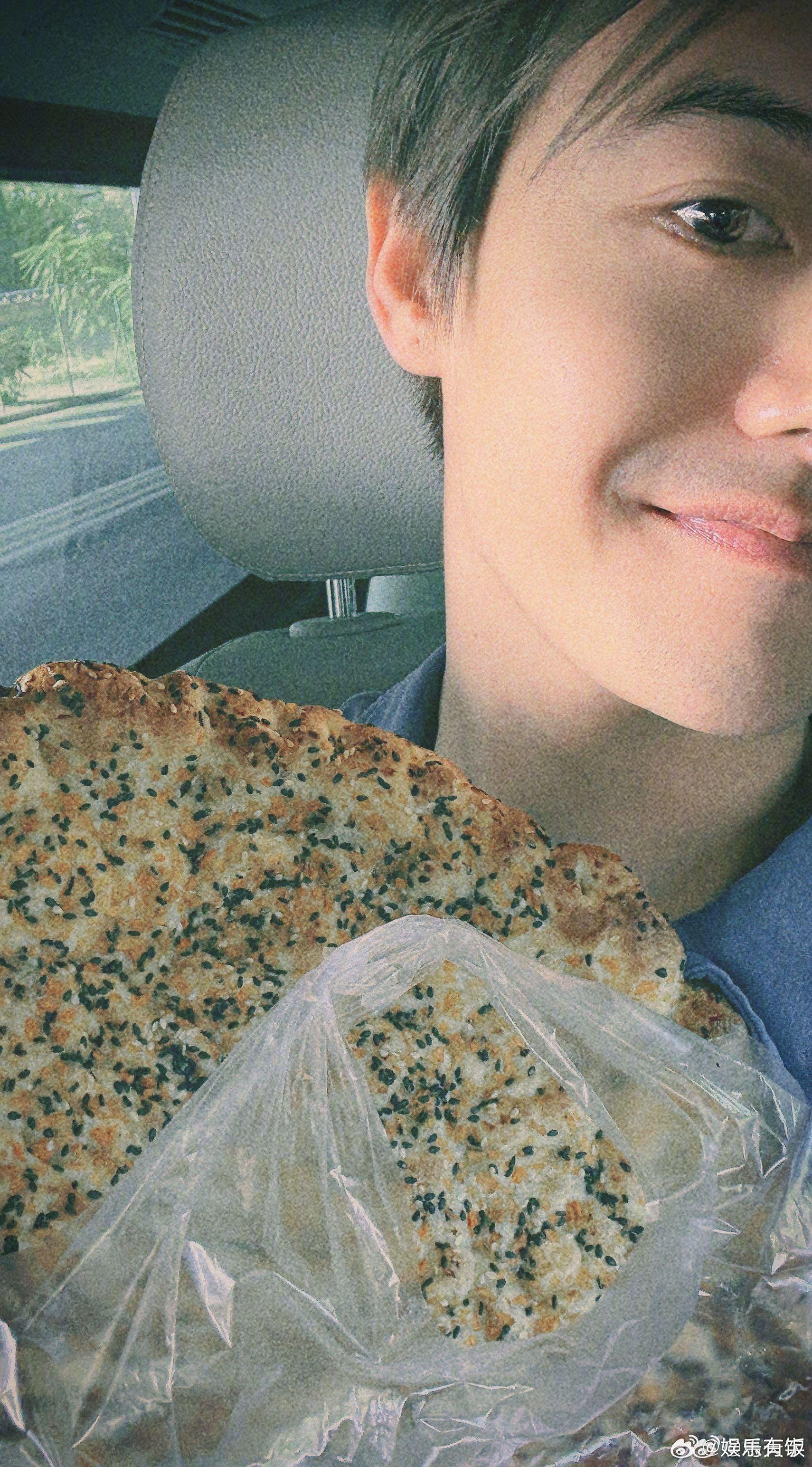 马天宇买馕被当卖土鸡蛋的，与店主互赠食物暖心互动