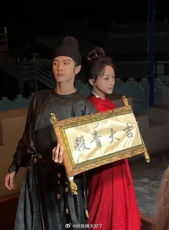 陈哲远吴谨言杀青照拍摄引热议