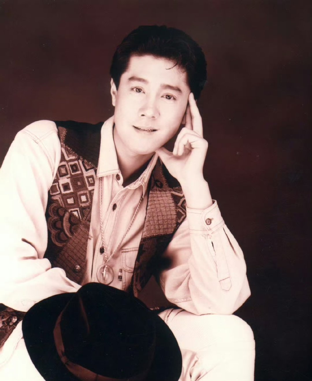 蔡国庆亮相辽宁春晚状态佳，祝福界法拉利称号引热议