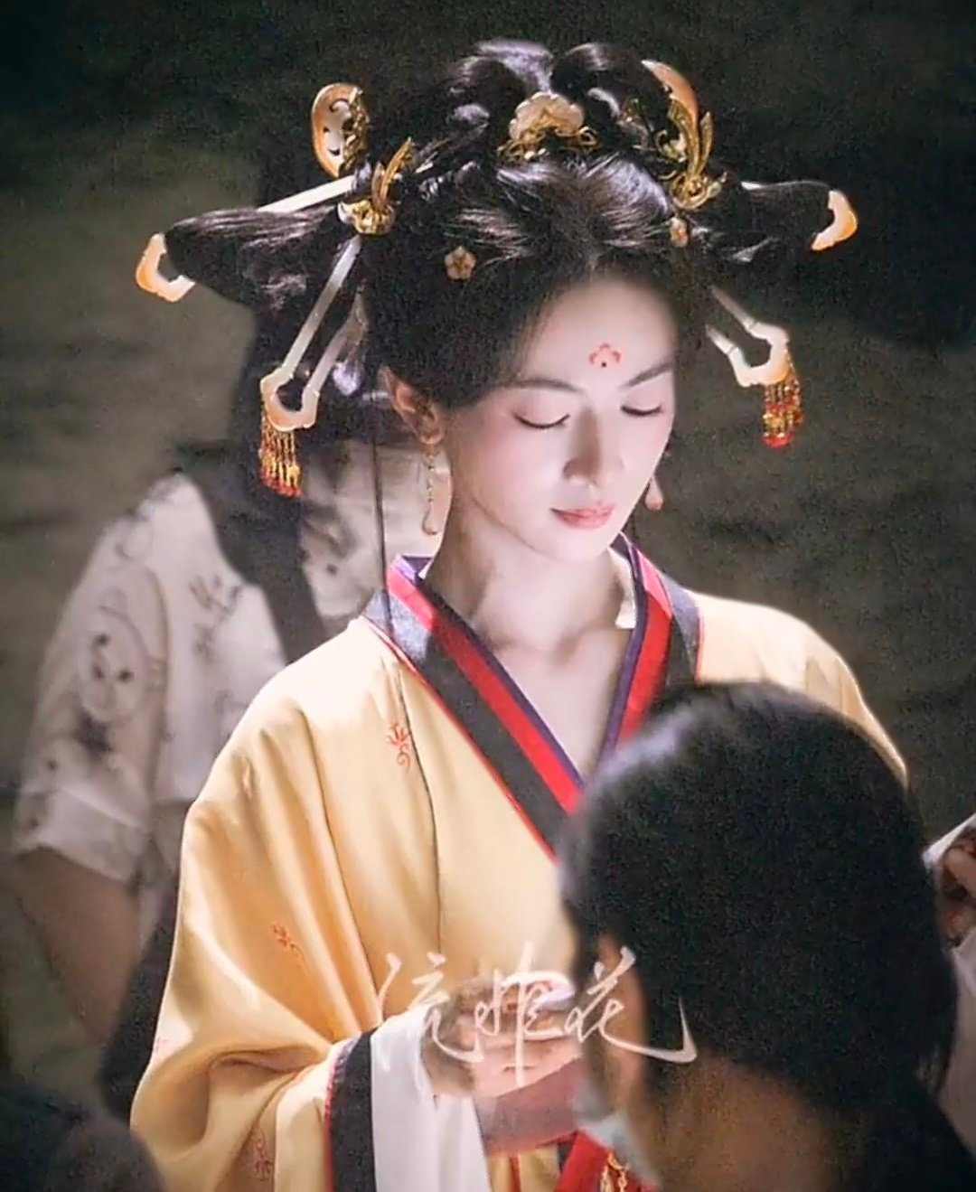 吴谨言新剧造型曝光，莲花发冠诠释古典神性美