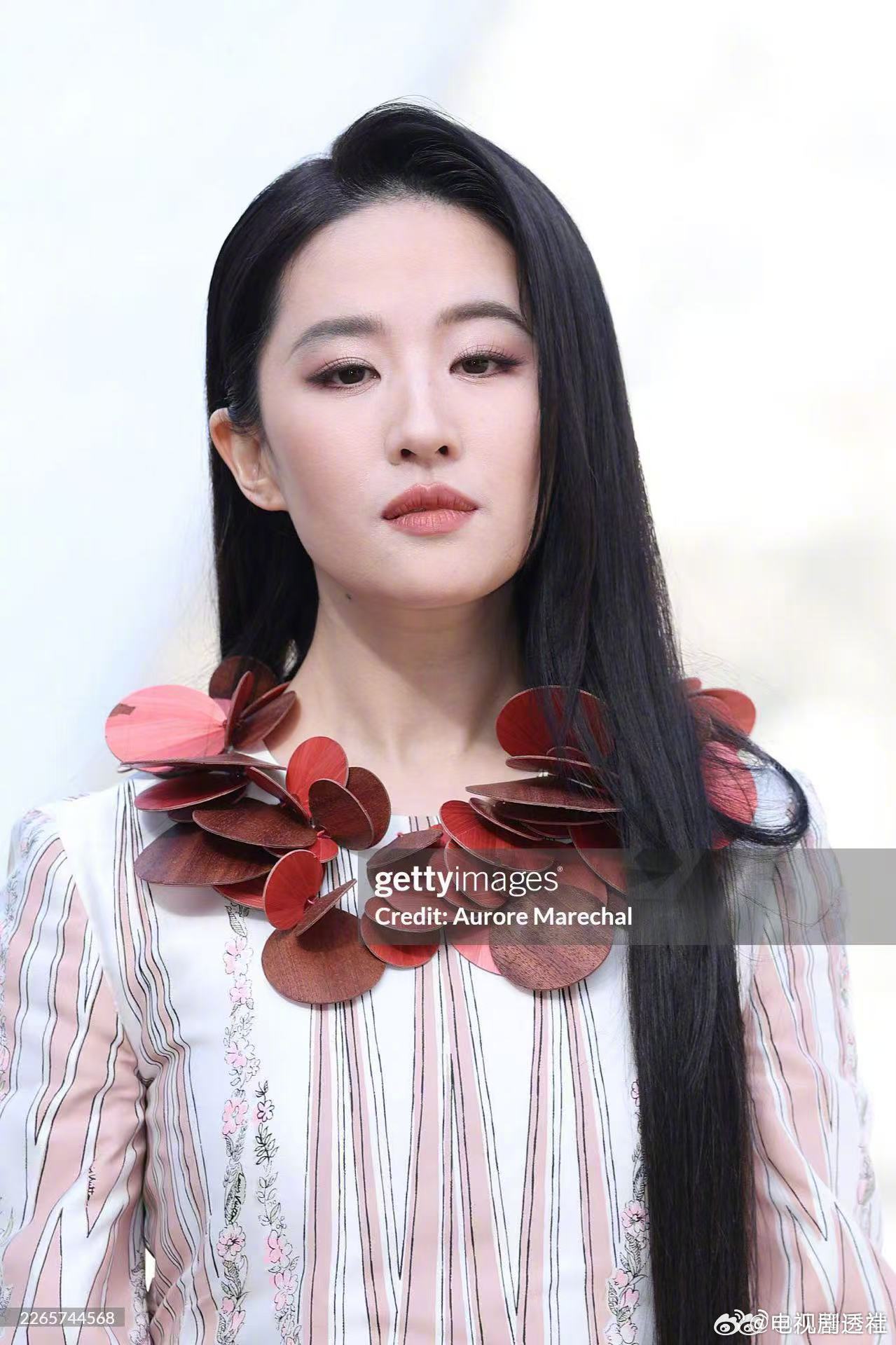 刘亦菲周冬雨全智贤Lisa亮相巴黎时装周LV大秀