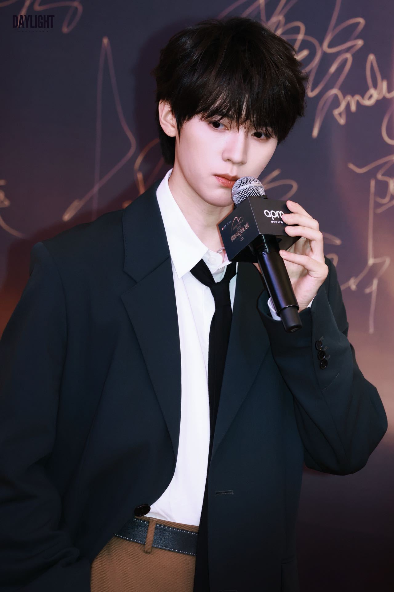 周翊然新加坡微博之夜穿深灰西装亮相，生图状态惊艳