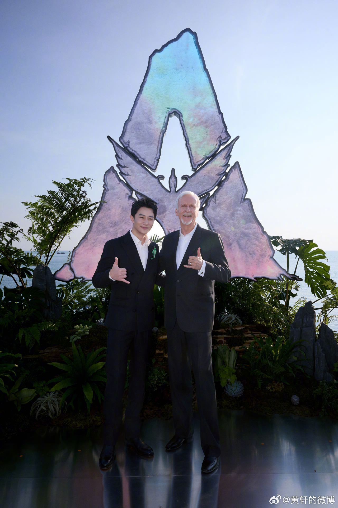 黄轩与卡梅隆合影笑容灿烂