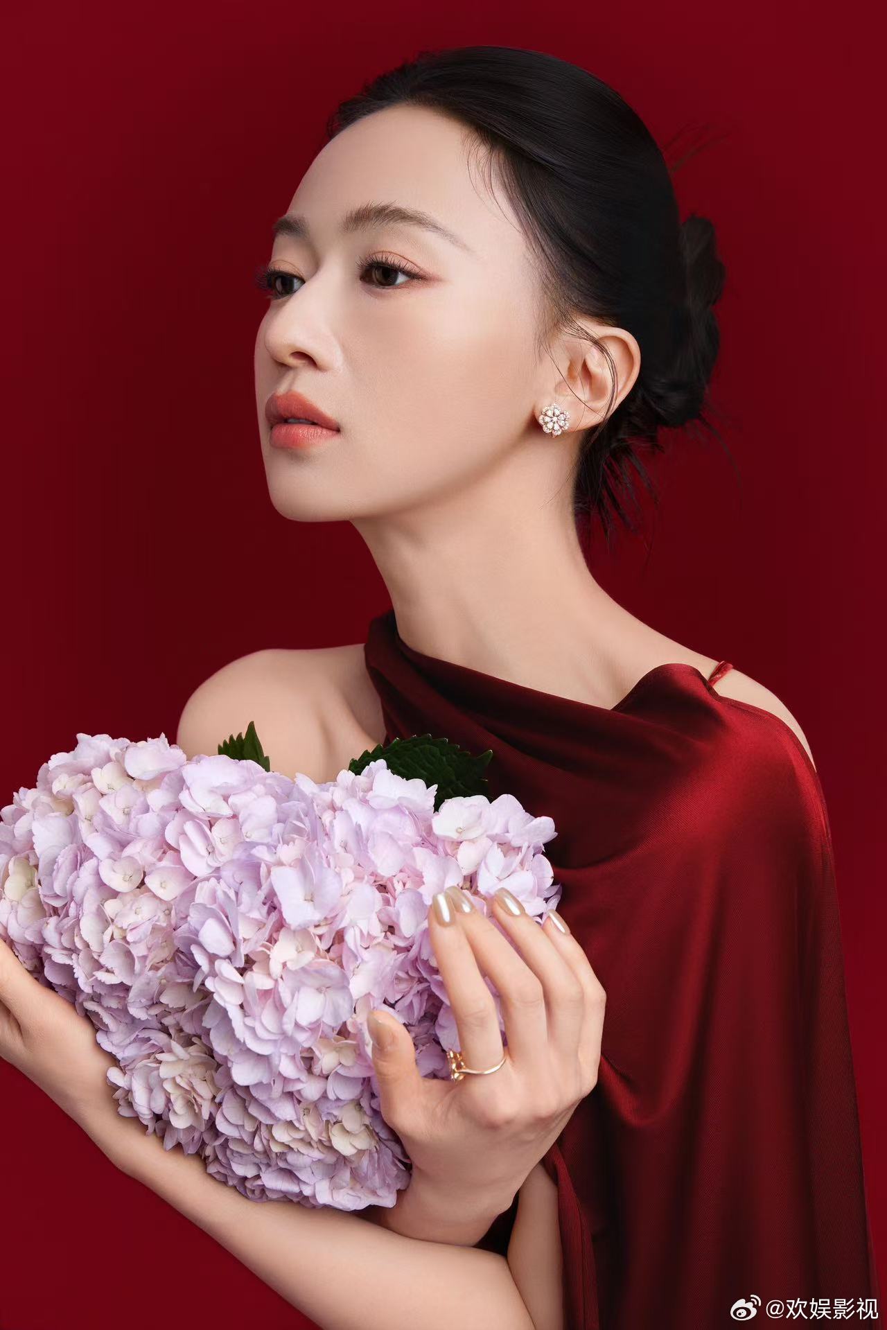 吴谨言新春写真释出，红妆映马春意浓