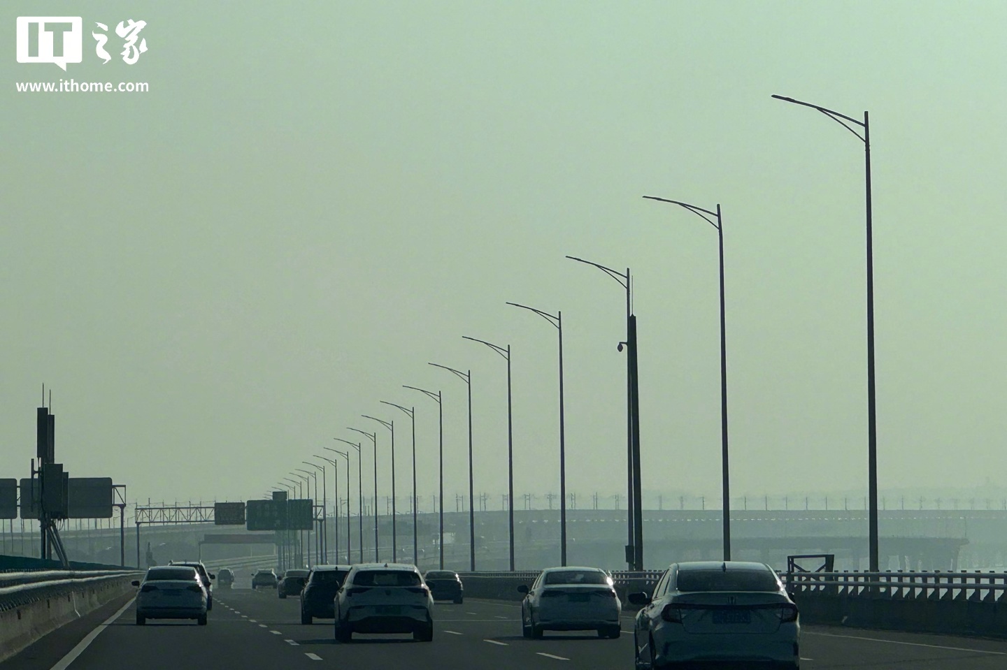 2026年春运湖南高速投运29座液冷超充站，新增智能充电机器人