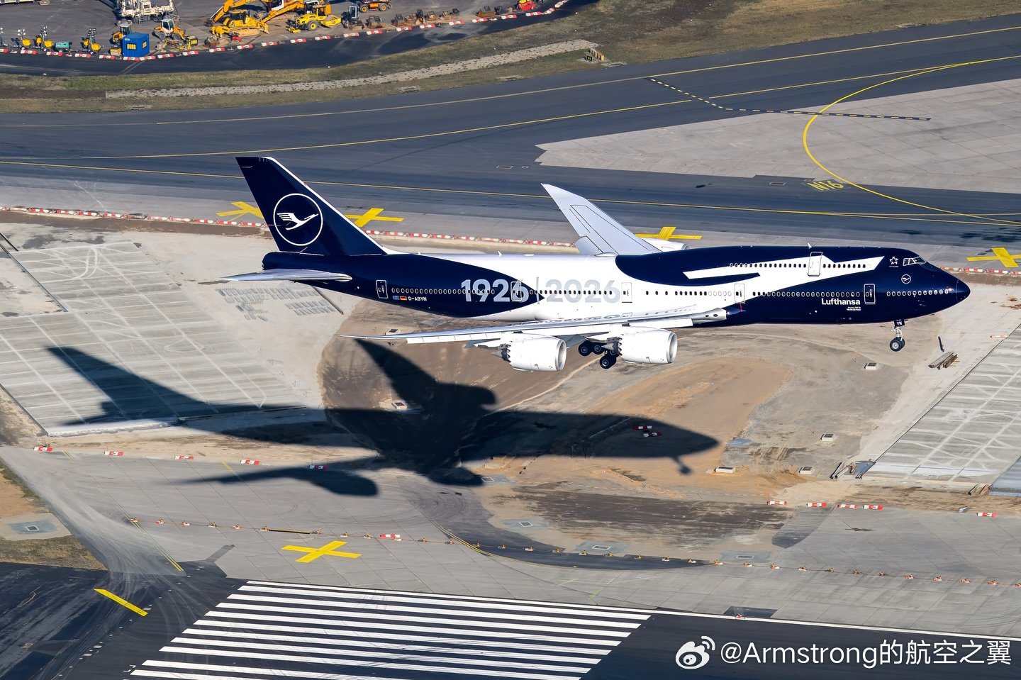 汉莎百年涂装747-8降落法兰克福，鹤鸟标志融入机翼