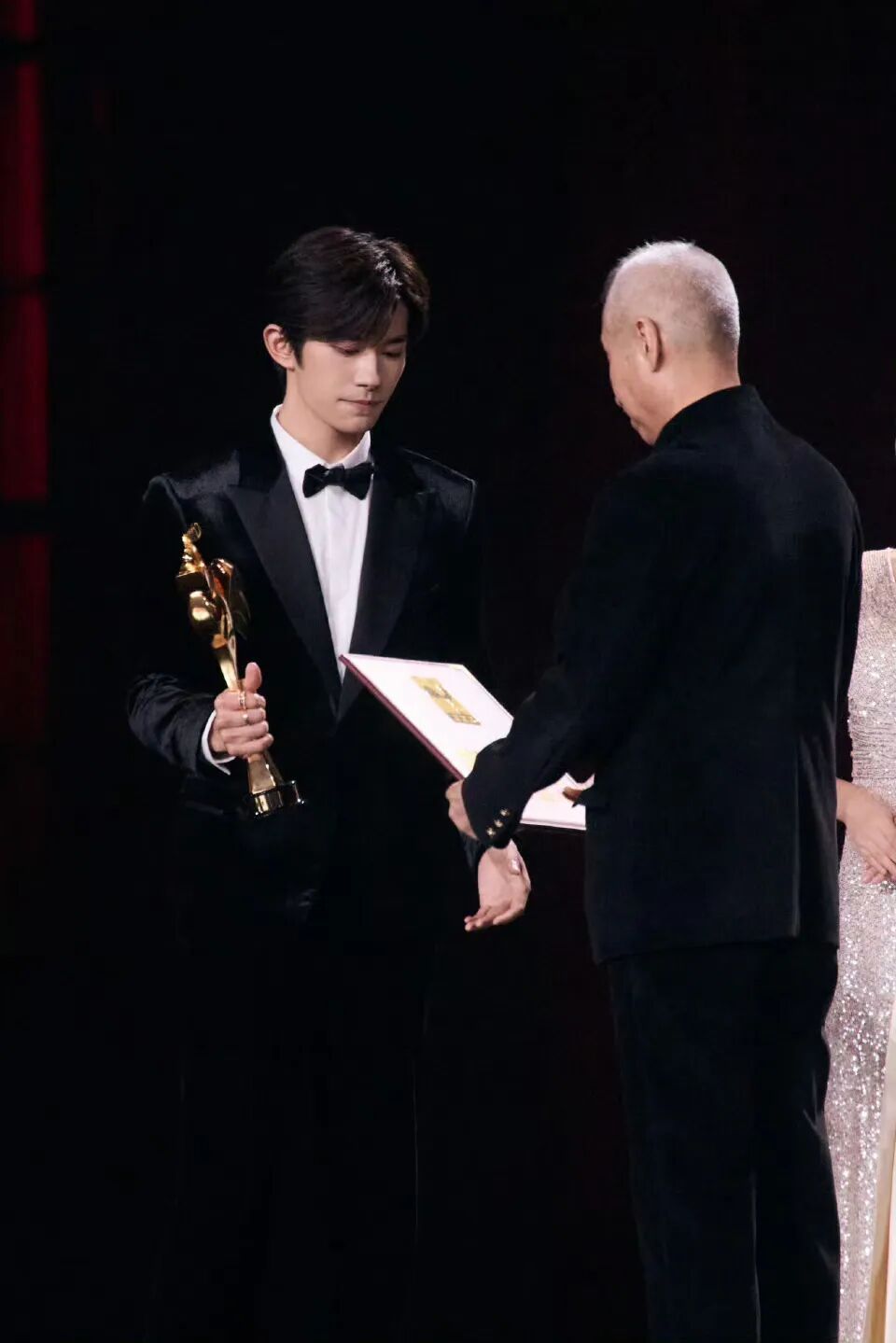 易烊千玺六年后终获金鸡奖，从《少年的你》到《小小的我》演技获肯定