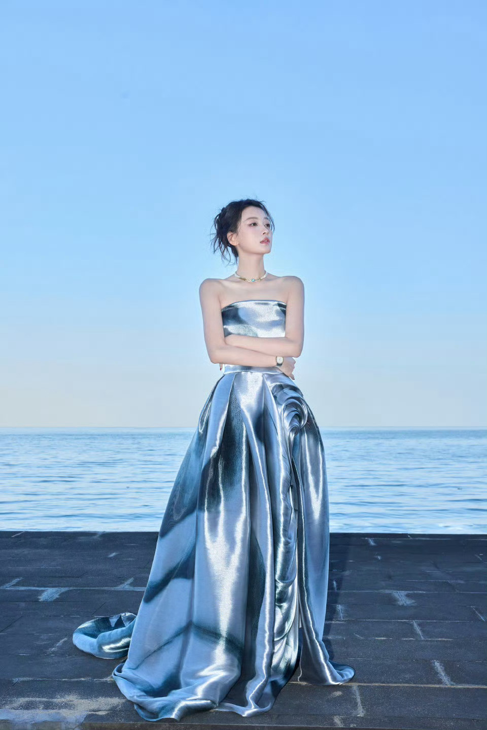 孙怡银色长裙如海浪流动，海边写真美到犯规