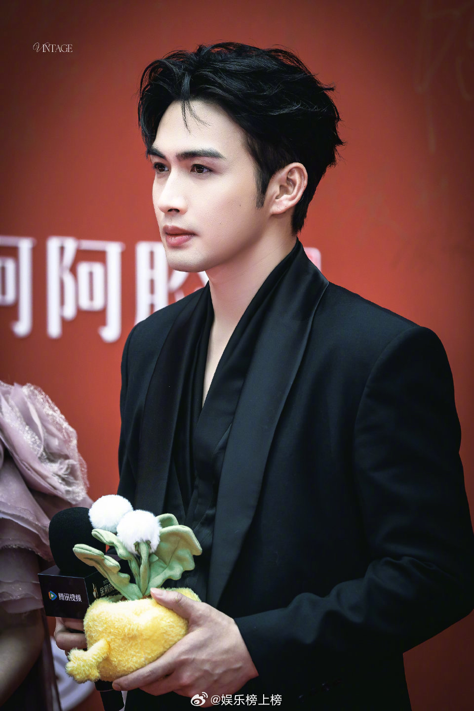 腾讯视频金鹅荣誉盛典内场张彬彬亮相引期待