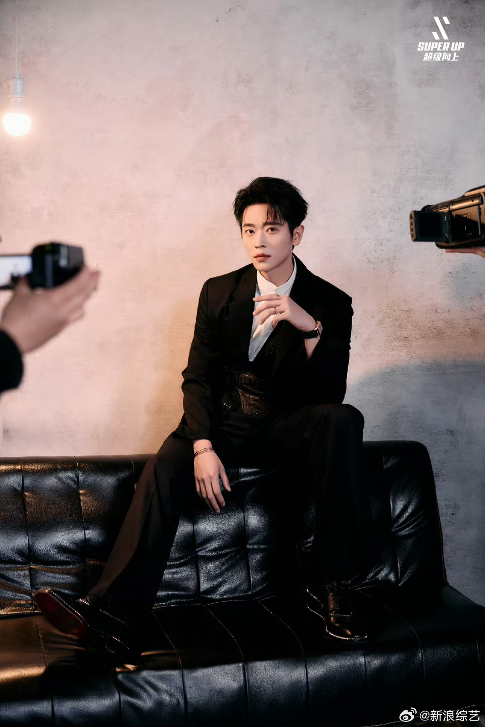 丞磊星光大赏出发图创意十足，倒立沙发抢镜