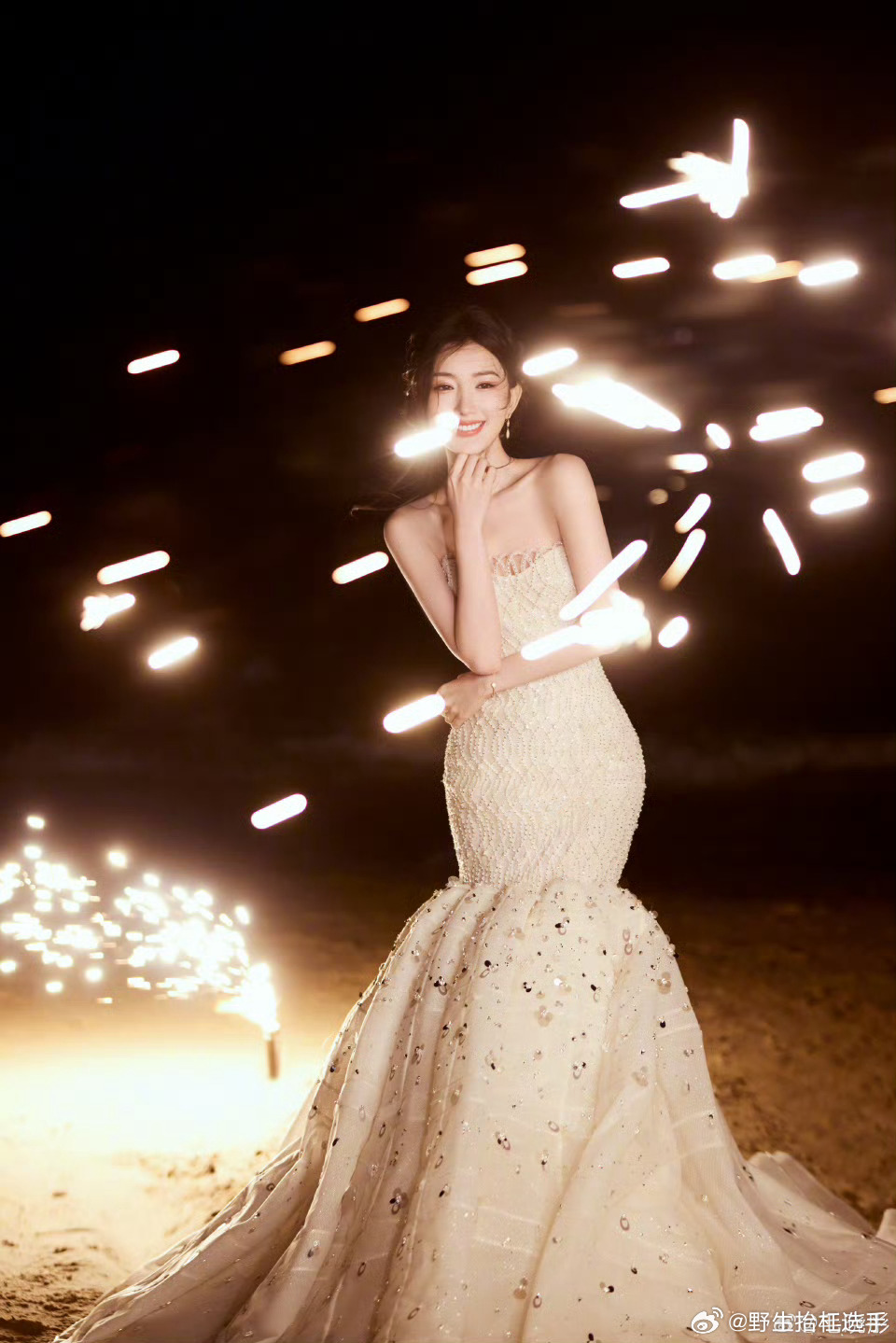 毛晓彤自拍夜景烟花出发图，身姿曼妙惊艳亮相