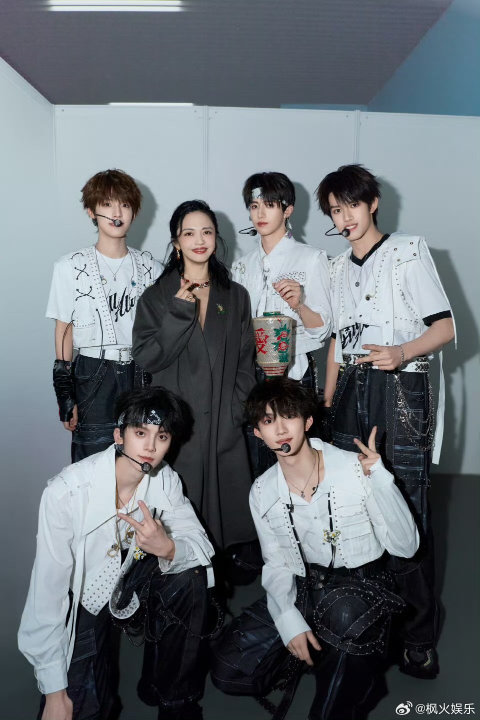 登陆少年晒与姚晨合照及礼物