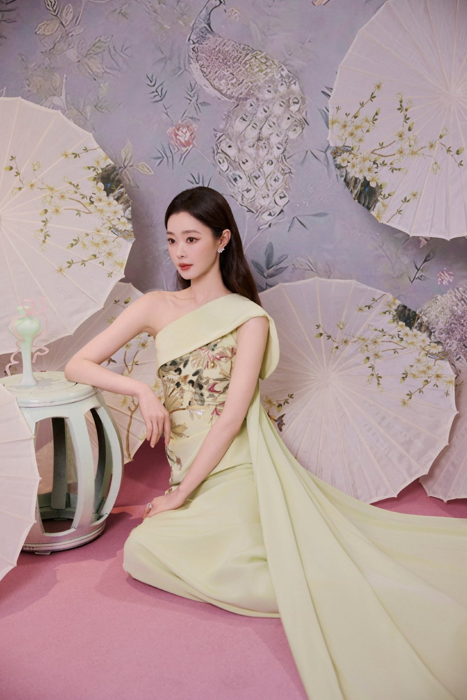 宋轶穿刺绣长裙亮相四川卫视礼绽东方晚会