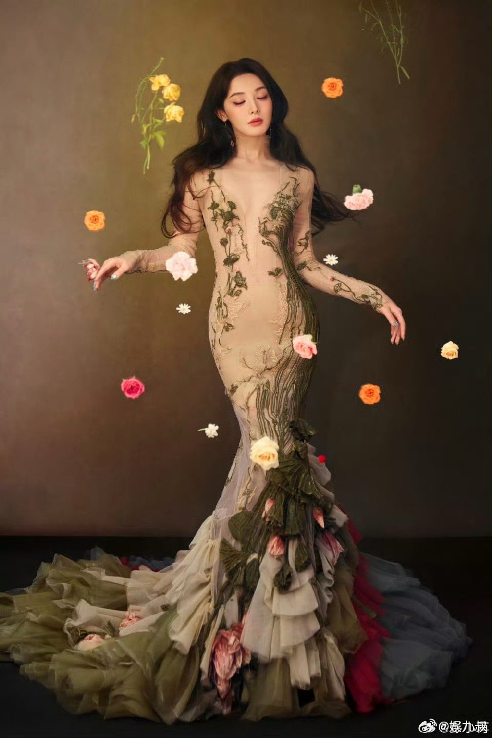 彭小苒深V连体裙亮相，冷白皮配极致剪裁展高级性感