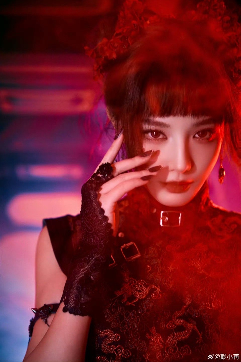 彭小苒功夫福娃妆亮相，红白配色年味十足