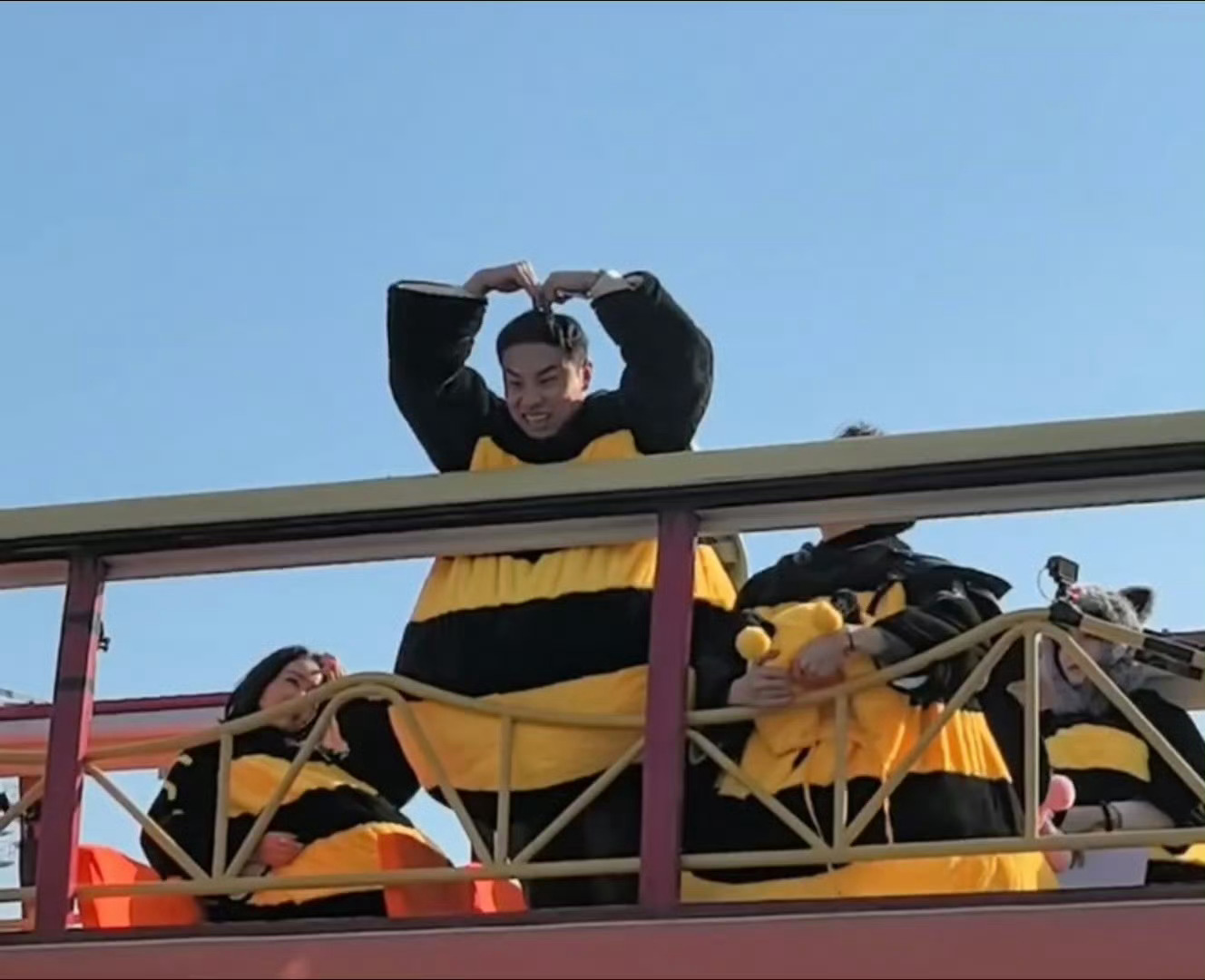 徐志胜模仿魏大勋饭撒引热议