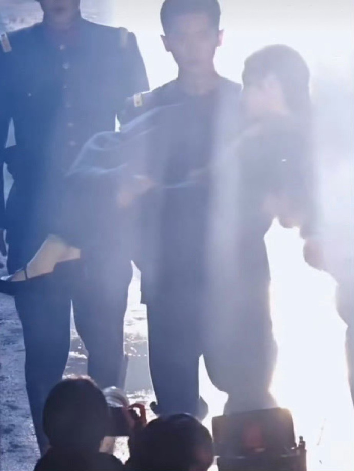 丞磊徐若晗《玉簟秋》路透曝光，公主抱逆光宿命感十足