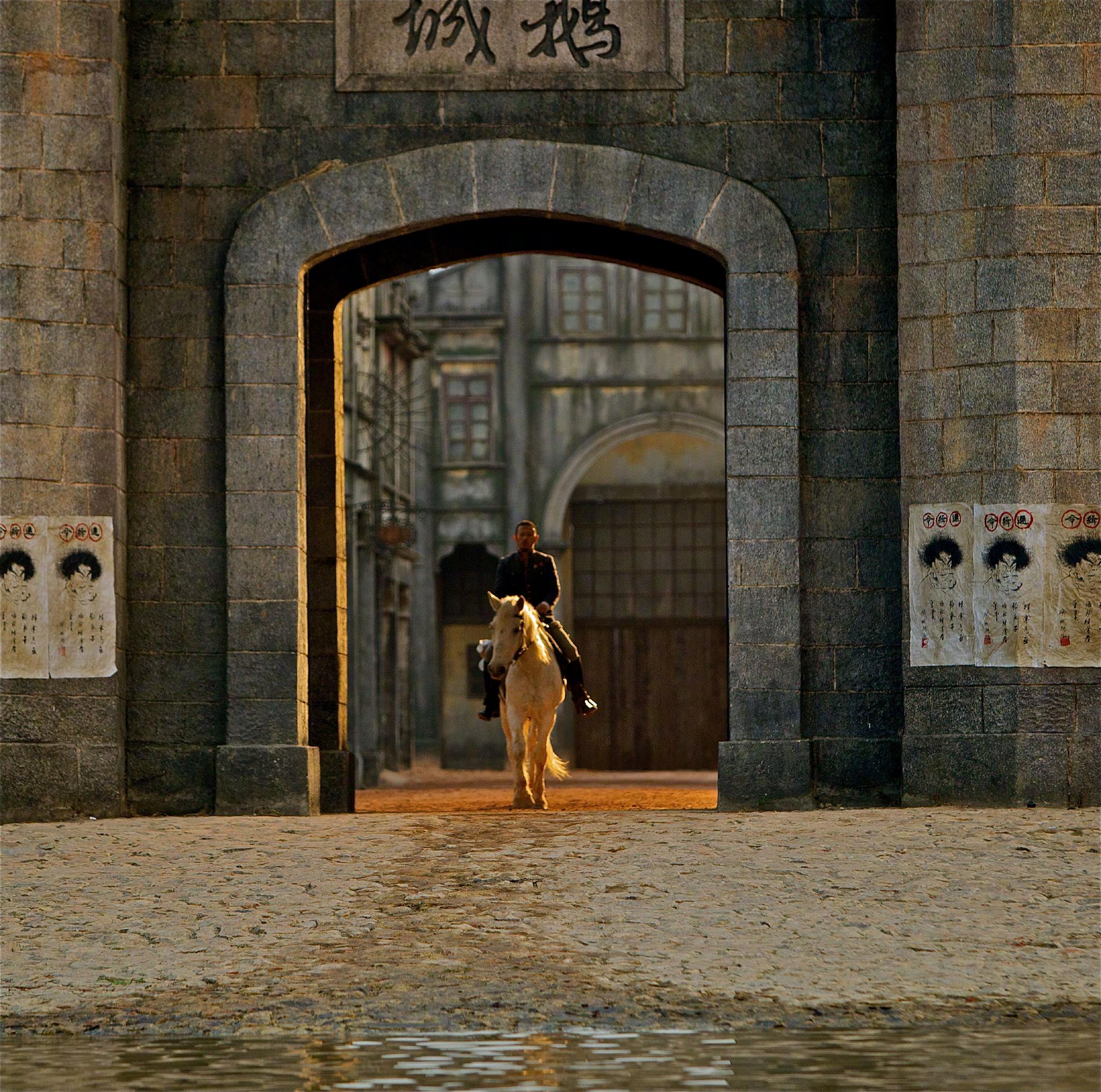 姜文发布让子弹飞未曝光剧照，张麻子骑白马重返鹅城