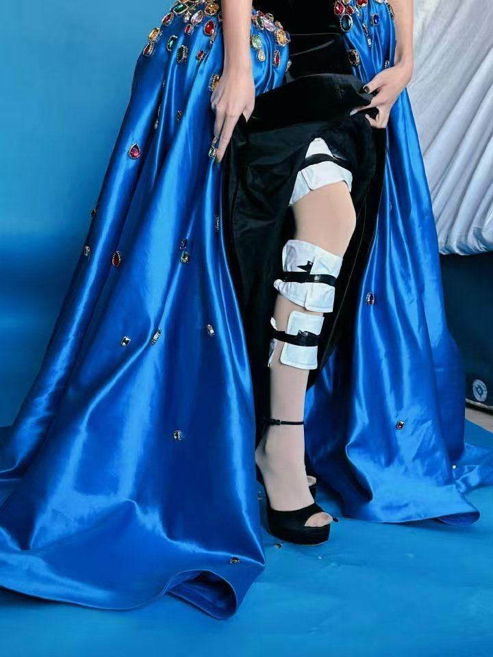 彭小苒红毯贴20暖宝宝抗寒，华服造型温暖美丽两不误