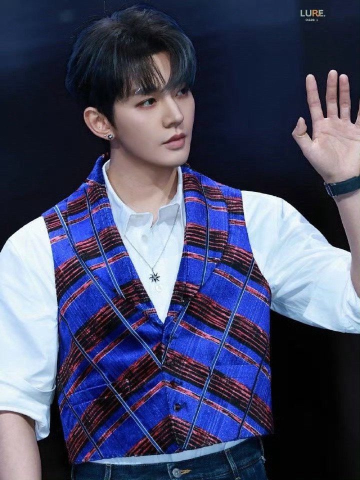 邓为蓝紫格纹马甲造型亮相，颜值气质双在线