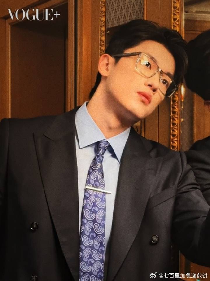 汪顺亮相米兰时装周，高智感商业精英造型吸睛