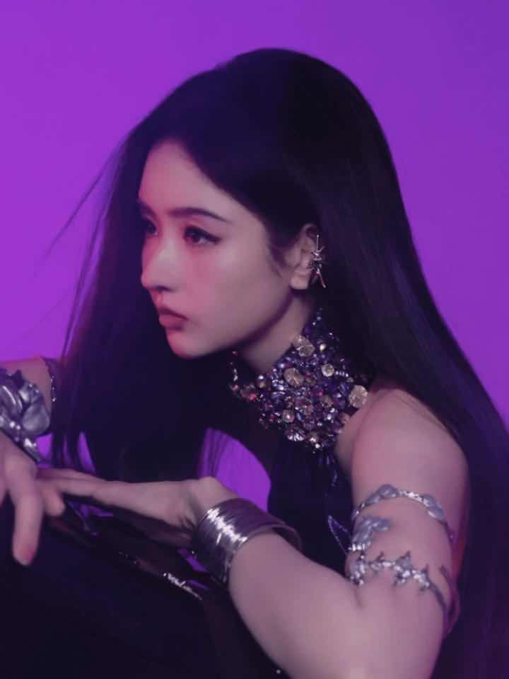 王玉雯暗夜紫造型亮相，智界R7全新激光车色同步发布