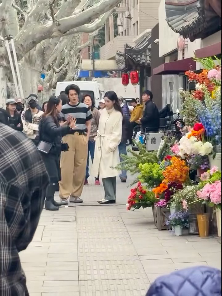 于适王玉雯上海街头拍戏被偶遇