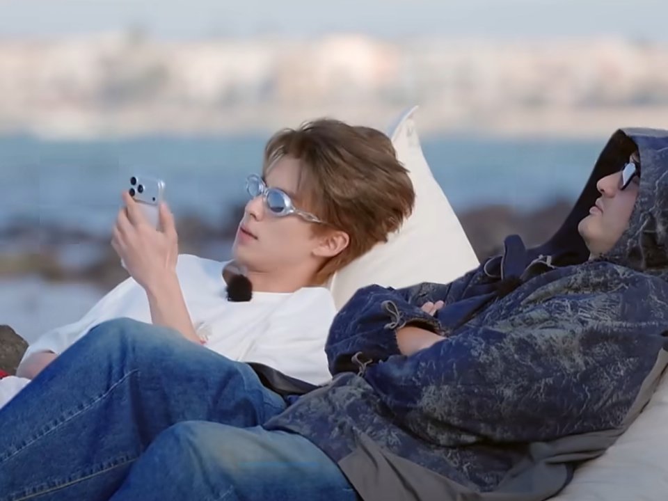 王鹤棣致电奶奶秒变乖孙，叮嘱老人少干穿肉串活