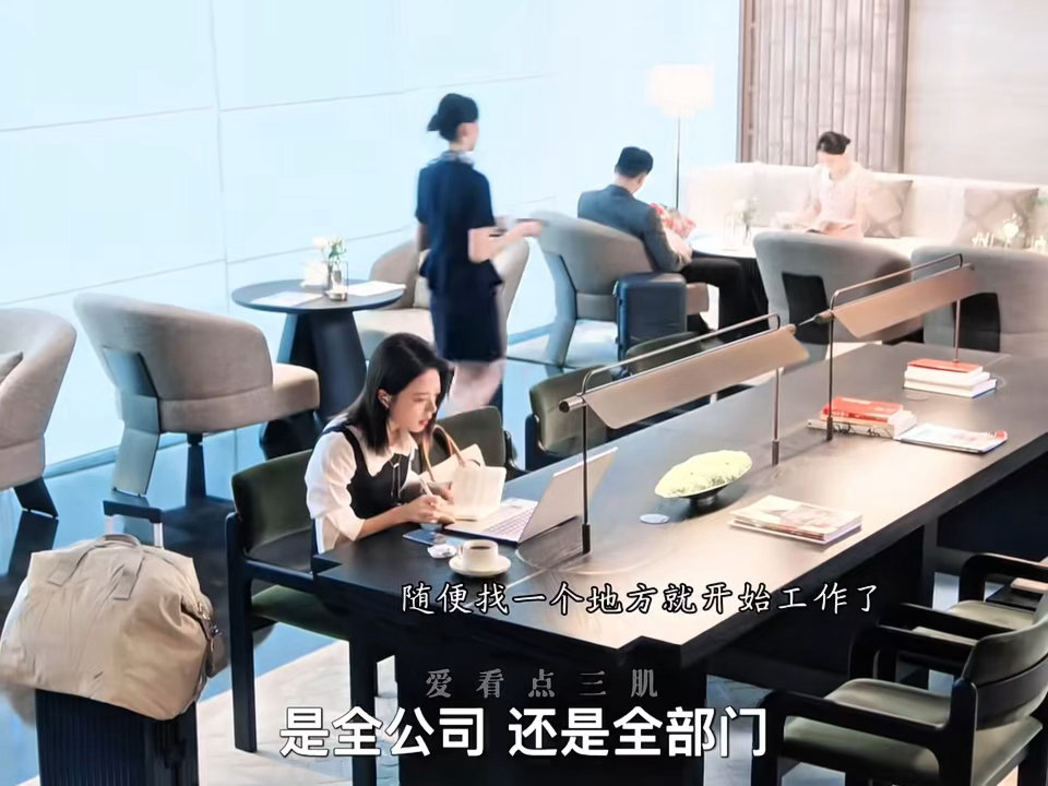 徐迟出差v感日常上线，行李箱随行，忙碌奔波的工作状态，被赵今麦细腻呈现